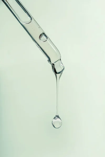 En droppe kosmetisk olja faller från pipetten — Stockfoto