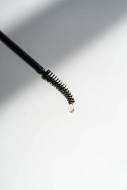 Kaşlar için bir damla yağ ve kirpikler fırçadan düşer.