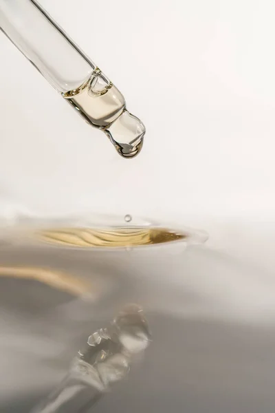 En droppe kosmetisk olja faller från pipetten — Stockfoto