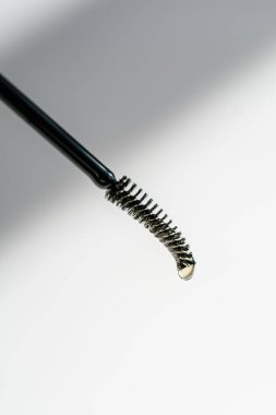 Kaşlar için bir damla yağ ve kirpikler fırçadan düşer.