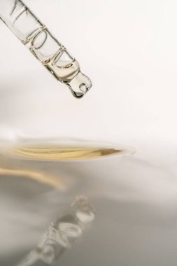 Kabarcıklı bir pipetin içinde kozmetik ürün.