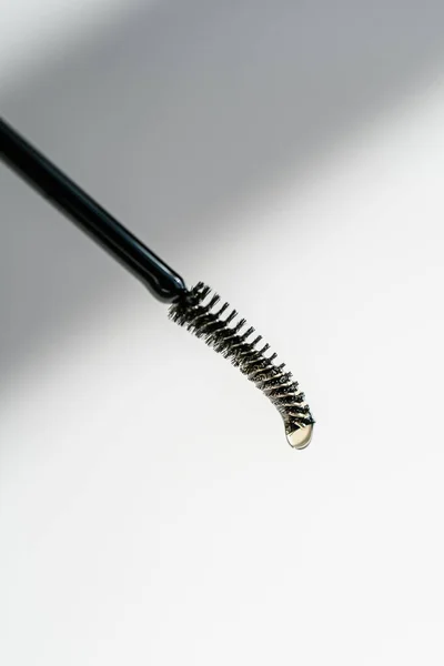 Kaşlar için bir damla yağ ve kirpikler fırçadan düşer.