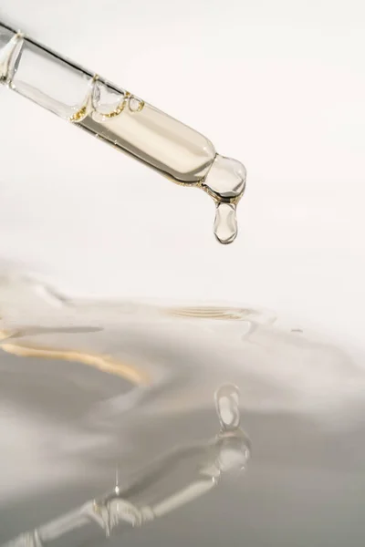 Egy csepp kozmetikai olaj leesik a pipettáról. — Stock Fotó