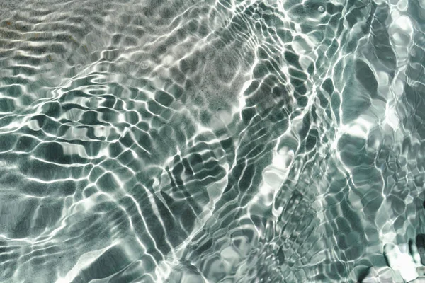 Doğadaki saf deniz suyunun parıltısı..