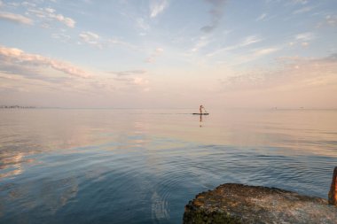 Mavi denizde güzel gün batımı manzarası.