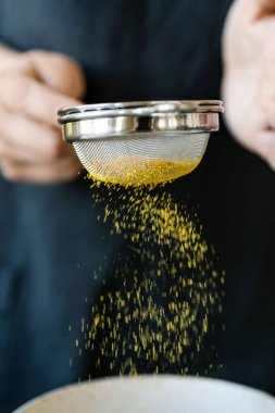 Kız zerdeçal kabını eliyor..