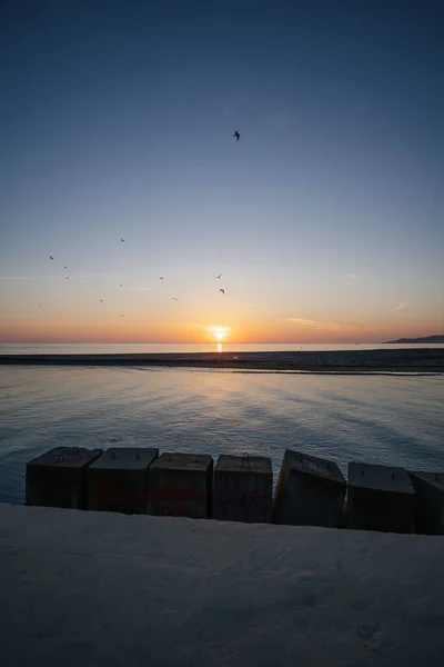 Hermoso paisaje al atardecer en el mar azul. — Foto de Stock