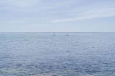 Mavi tonlarda güzel deniz ve gökyüzü manzarası.