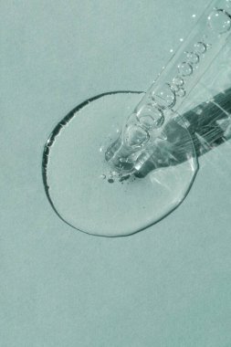 Bir kozmetik ürünü kabarcıklı bir pipetten çıkar..