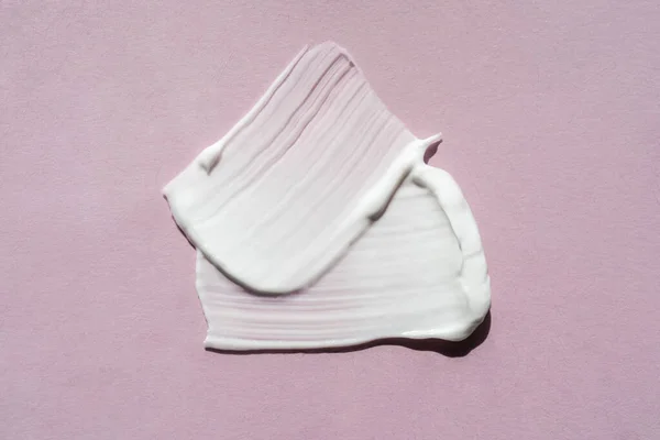 Leylak arkaplanda beyaz krema dokusu.