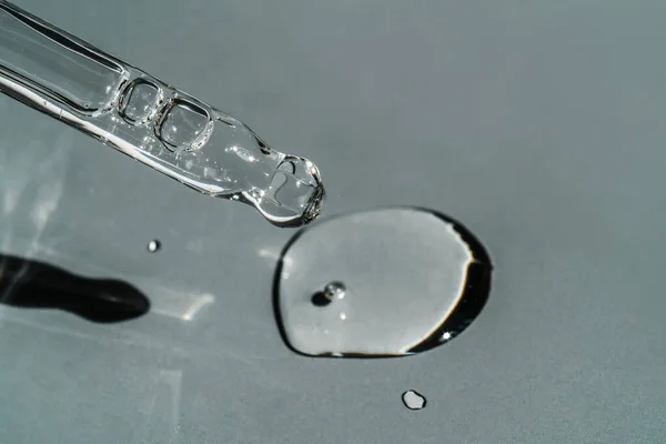 Una gota de aceite cosmético cae de la pipeta — Foto de Stock