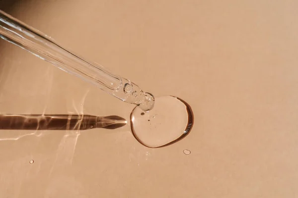 Una goccia di olio cosmetico cade dalla pipetta — Foto Stock