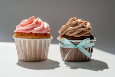 Beyaz, güneşli arka planda, gölgeli kekler..