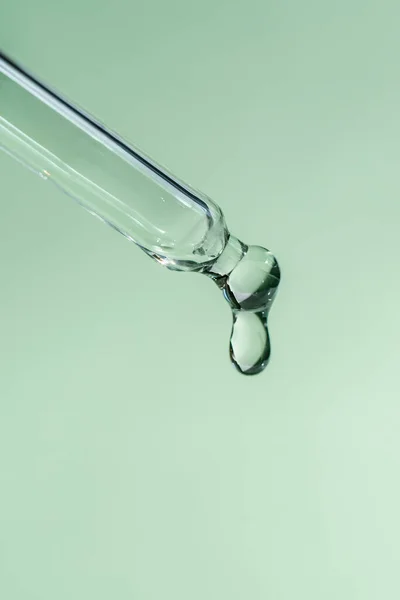 Una goccia di olio cosmetico cade dalla pipetta — Foto Stock