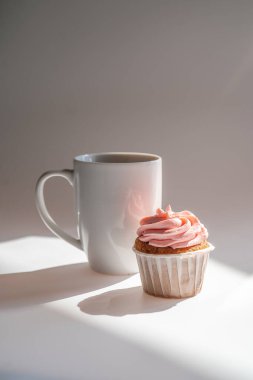 Kek ya da kek bir fincan kahvenin yanında durur..