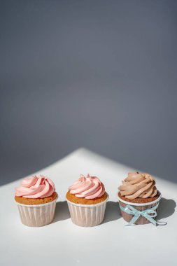 Beyaz, güneşli arka planda, gölgeli kekler..