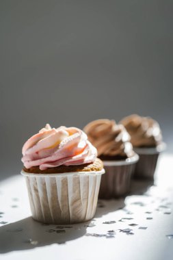 Beyaz, güneşli arka planda, gölgeli kekler..