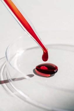 El, içinde kan olan bir test tüpü tutuyor..