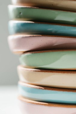 Pastel renkte büyük bir seramik bardak yığını.