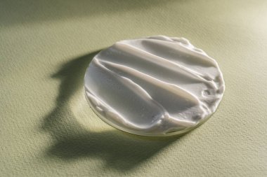 Leylak arkaplanda beyaz krema dokusu.