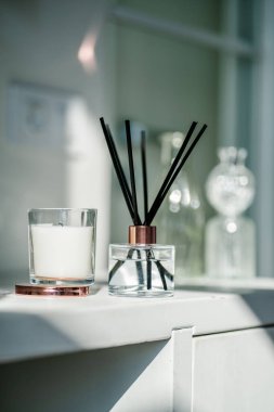 Aromatik bir sazlık ayırıcı bulanık bir arkaplana karşı bir masanın üzerinde durur.