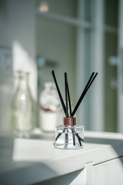Reed aromatik diffuser berdiri di atas meja terhadap latar belakang kabur. — Stok Foto