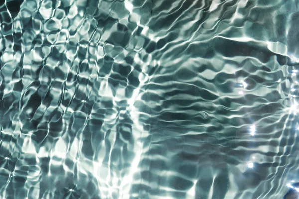 Doğadaki saf deniz suyunun parıltısı..