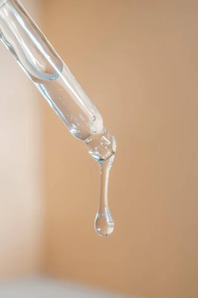 Una gota de aceite cosmético cae de la pipeta — Foto de Stock