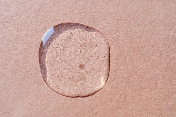 Una gota de gel cosmético sobre un fondo beige. — Foto de Stock