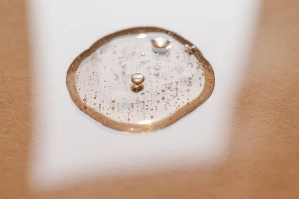 Una gota de gel cosmético sobre un fondo beige. — Foto de Stock