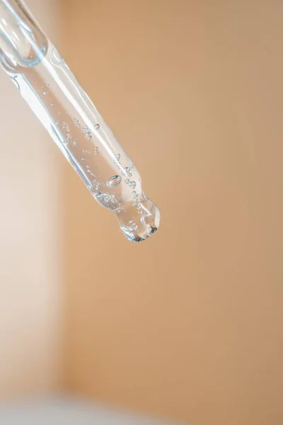 Una gota de aceite cosmético cae de la pipeta —  Fotos de Stock