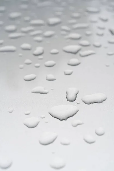 Des gouttes d'eau ou de pluie sur une surface argentée. — Photo