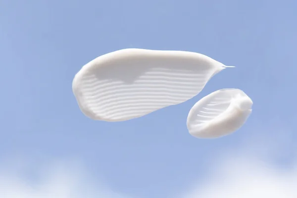 Mavi gökyüzündeki kremin dokusu.