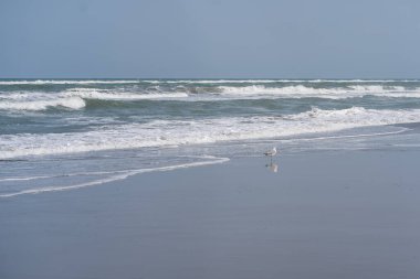 Mavi tonlu deniz pelerini. Güzel deniz arka planı.