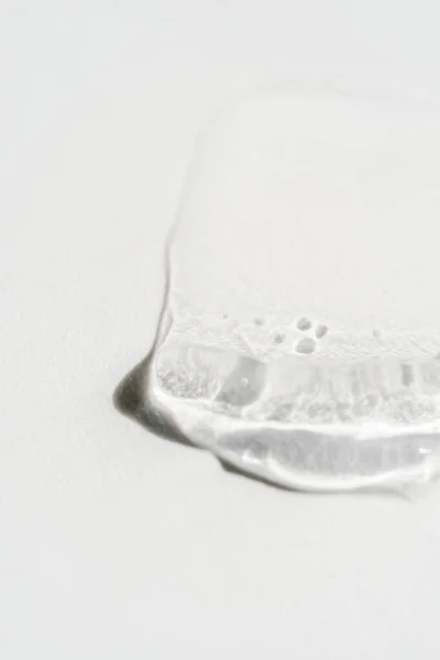 Transparent kosmetisk gel på vit bakgrund. — Stockfoto