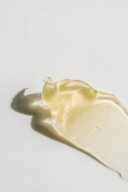 Beyaz arka planda şeffaf kozmetik jel.