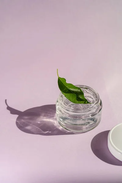 Gel transparente en un frasco sobre fondo lila. — Foto de Stock