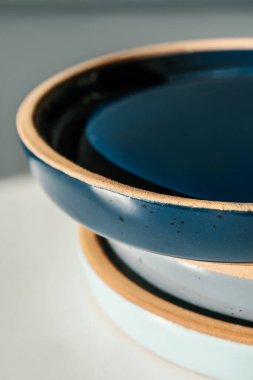 Pastel renkte büyük bir seramik bardak yığını.