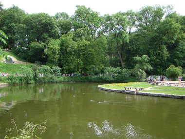 Uman şehrindeki Sofievsky Parkı 'nda bir nehir.