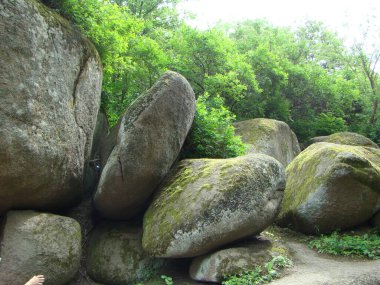 Uman şehrindeki Sofievsky Parkı 'nda kayalar.