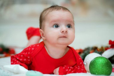 Güzel gözleri olan küçük çocuk.