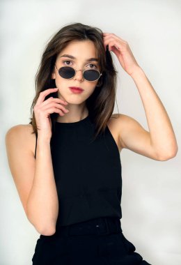 Manken görünümlü güzel bir kız.