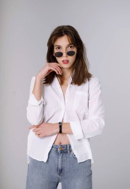 Manken görünümlü güzel bir kız.