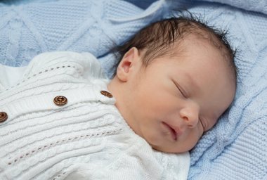 Güzel yeni doğmuş bebek tatlı tatlı uyuyor.