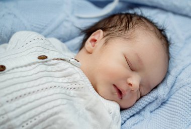 Güzel yeni doğmuş bebek tatlı tatlı uyuyor.