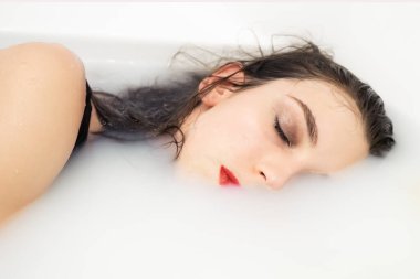 Süt banyosundaki güzel kız.