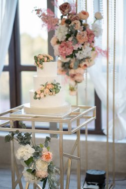 Çiçekli güzel düğün pastası