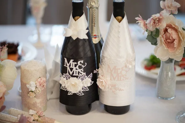 Hochzeitsflaschen Auf Dem Tisch — Stockfoto