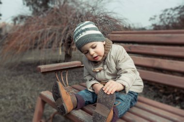 Parktaki küçük çocuk.