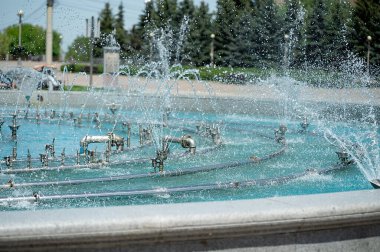 Güzel bir yaz çeşmesinin damlaları